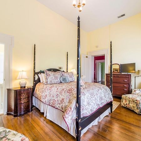 Bourbon Manor Bed & Breakfast Inn バーズタウン エクステリア 写真