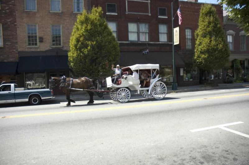 Bourbon Manor Bed & Breakfast Inn バーズタウン エクステリア 写真