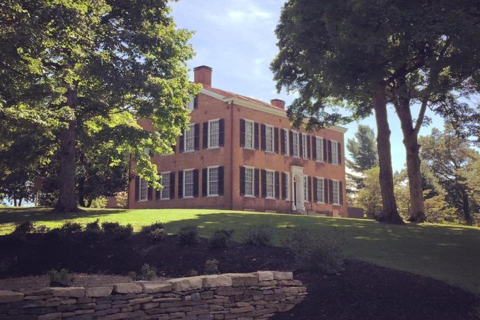 Bourbon Manor Bed & Breakfast Inn バーズタウン エクステリア 写真
