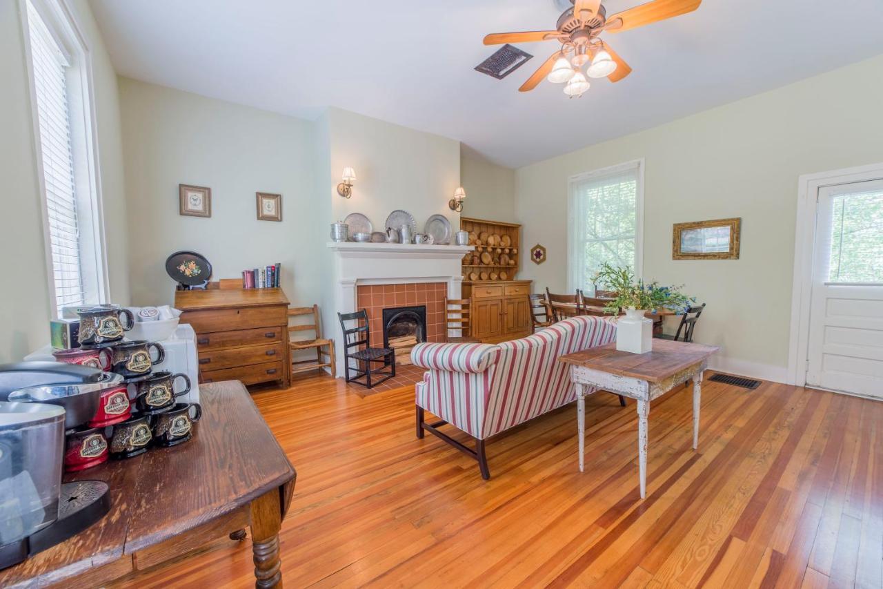 Bourbon Manor Bed & Breakfast Inn バーズタウン エクステリア 写真