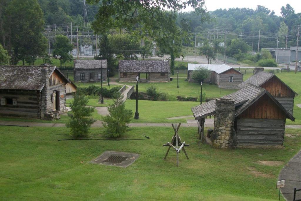 Bourbon Manor Bed & Breakfast Inn バーズタウン エクステリア 写真