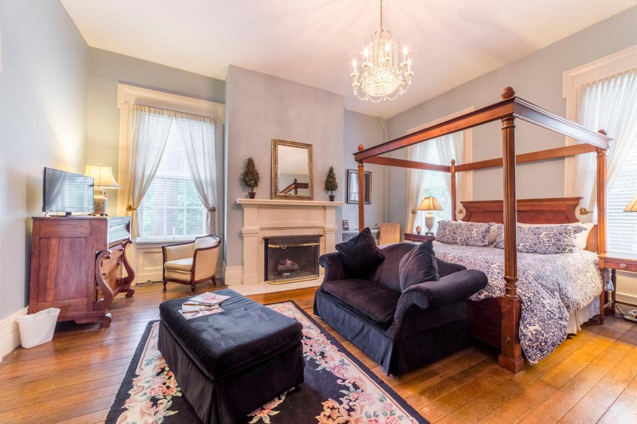 Bourbon Manor Bed & Breakfast Inn バーズタウン エクステリア 写真
