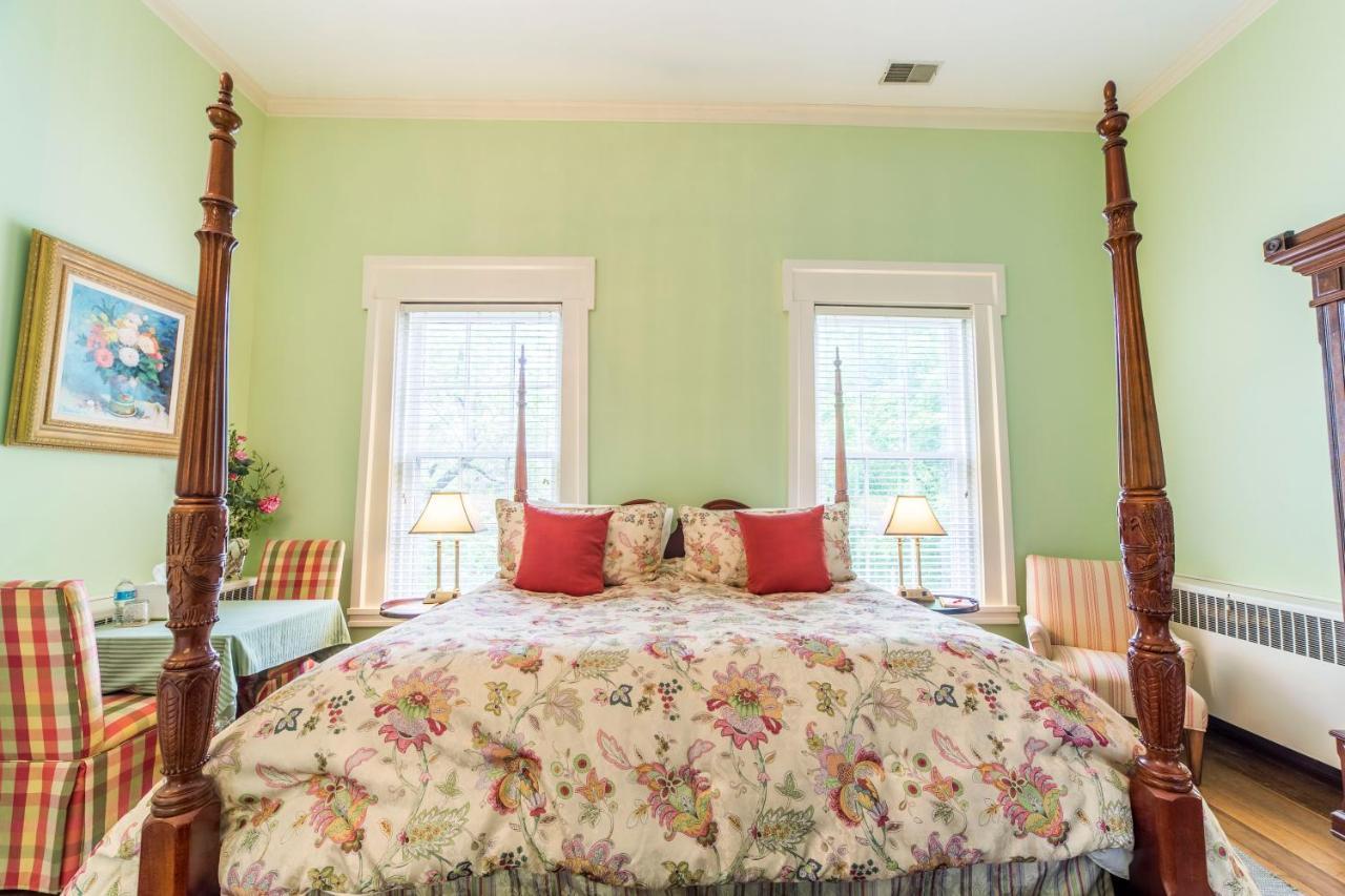 Bourbon Manor Bed & Breakfast Inn バーズタウン エクステリア 写真