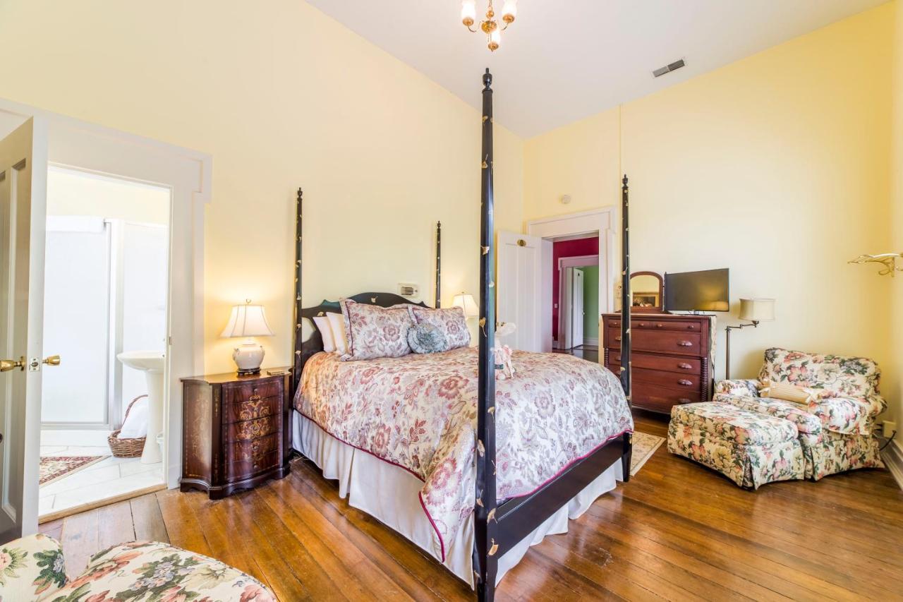 Bourbon Manor Bed & Breakfast Inn バーズタウン エクステリア 写真