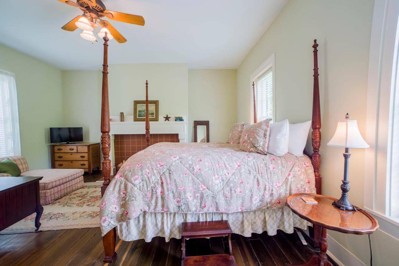 Bourbon Manor Bed & Breakfast Inn バーズタウン エクステリア 写真
