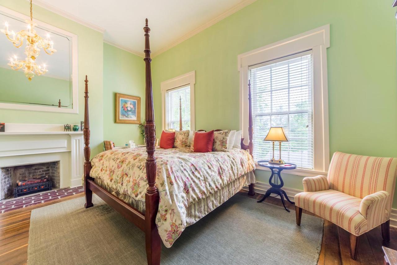 Bourbon Manor Bed & Breakfast Inn バーズタウン エクステリア 写真