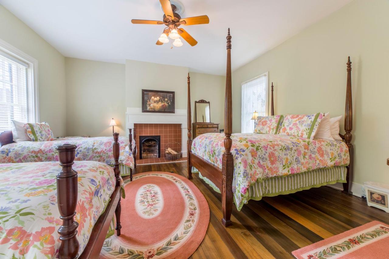 Bourbon Manor Bed & Breakfast Inn バーズタウン エクステリア 写真