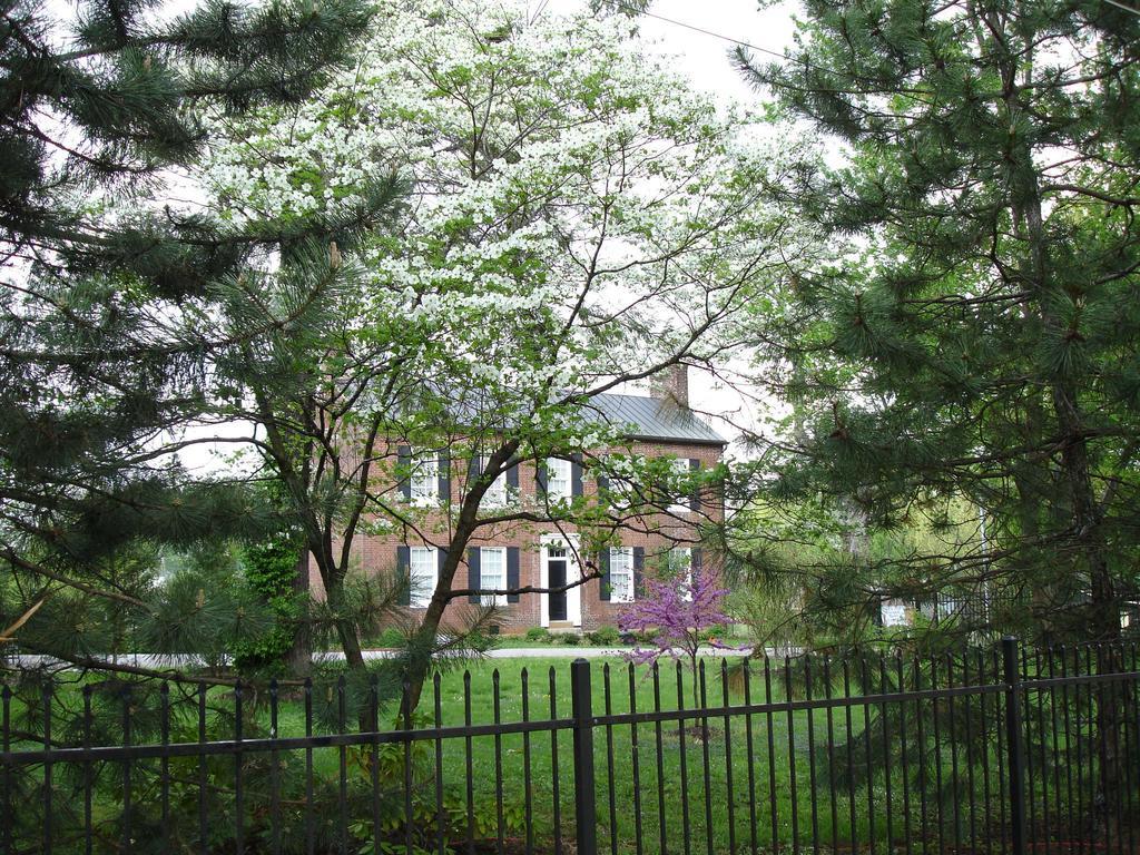 Bourbon Manor Bed & Breakfast Inn バーズタウン エクステリア 写真