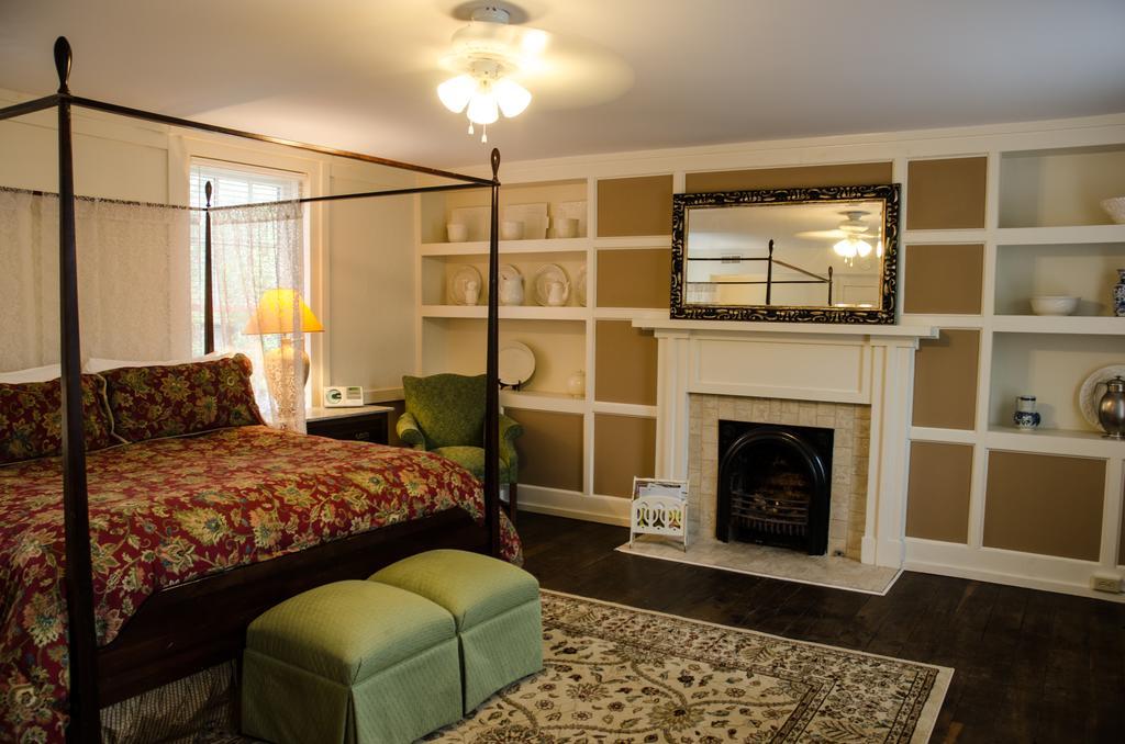 Bourbon Manor Bed & Breakfast Inn バーズタウン 部屋 写真