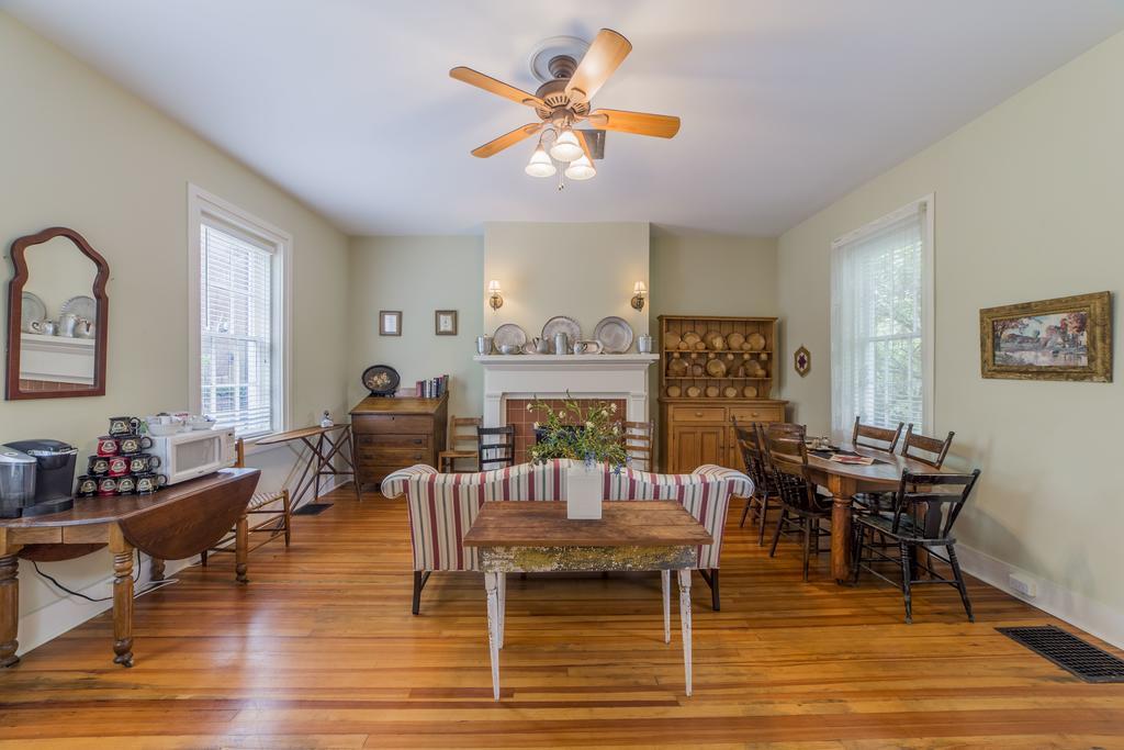 Bourbon Manor Bed & Breakfast Inn バーズタウン エクステリア 写真