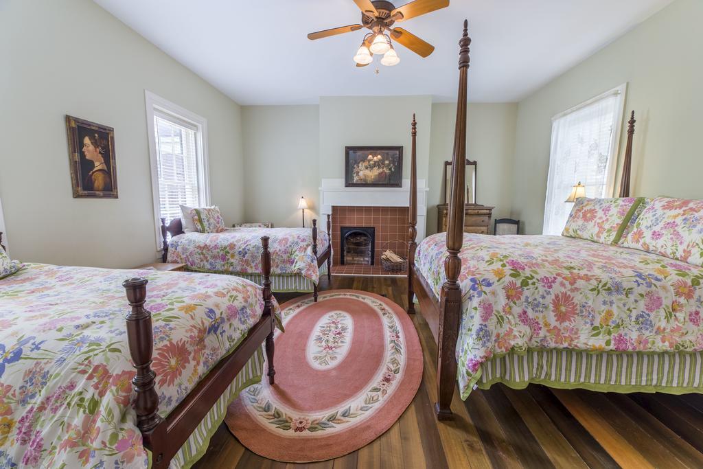 Bourbon Manor Bed & Breakfast Inn バーズタウン 部屋 写真