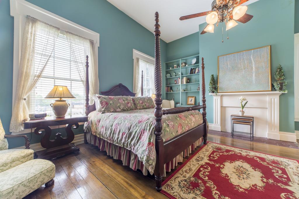 Bourbon Manor Bed & Breakfast Inn バーズタウン エクステリア 写真